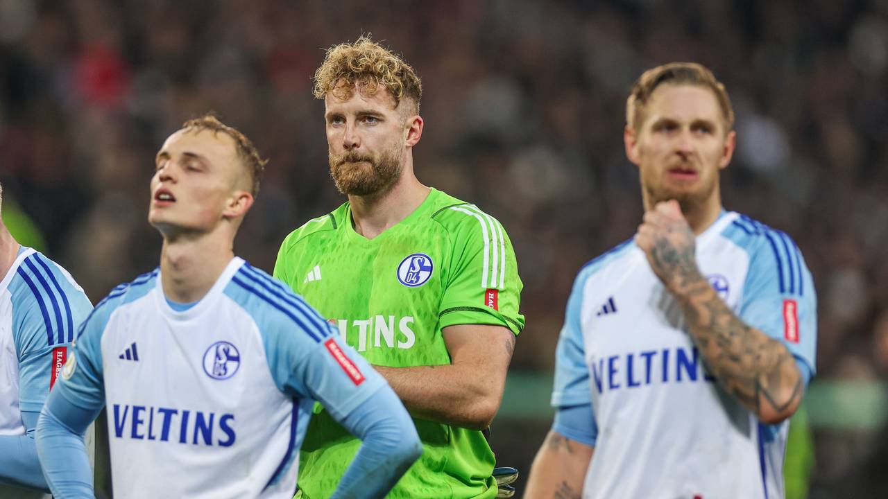 Niklas Tauer (l.), Ralf Fährmann (Mitte) und Sebastian Polter am 31. Oktober 2023 nach dem Pokalspiel auf St. Pauli.