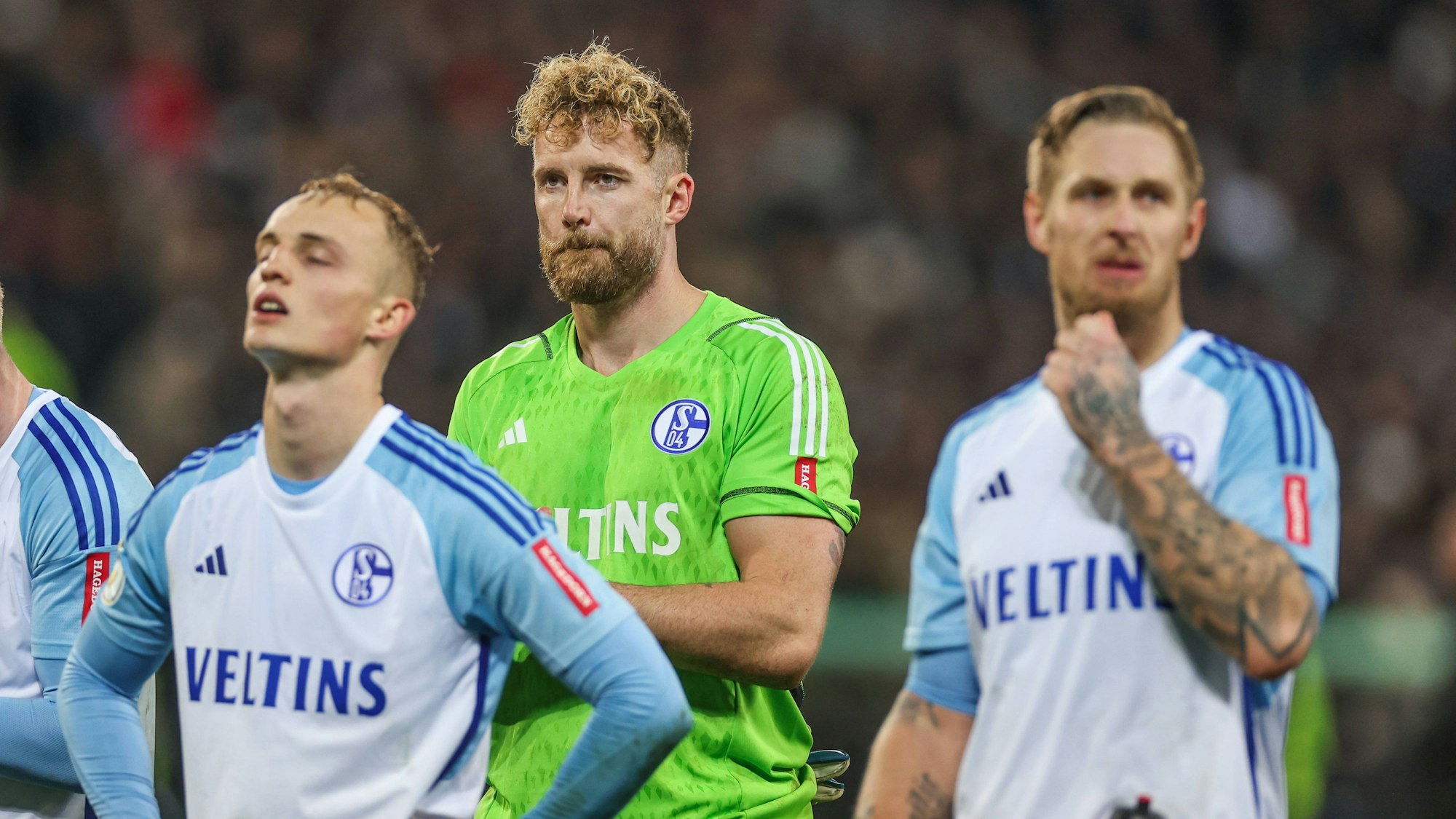 Niklas Tauer (l.), Ralf Fährmann (Mitte) und Sebastian Polter am 31. Oktober 2023 nach dem Pokalspiel auf St. Pauli.