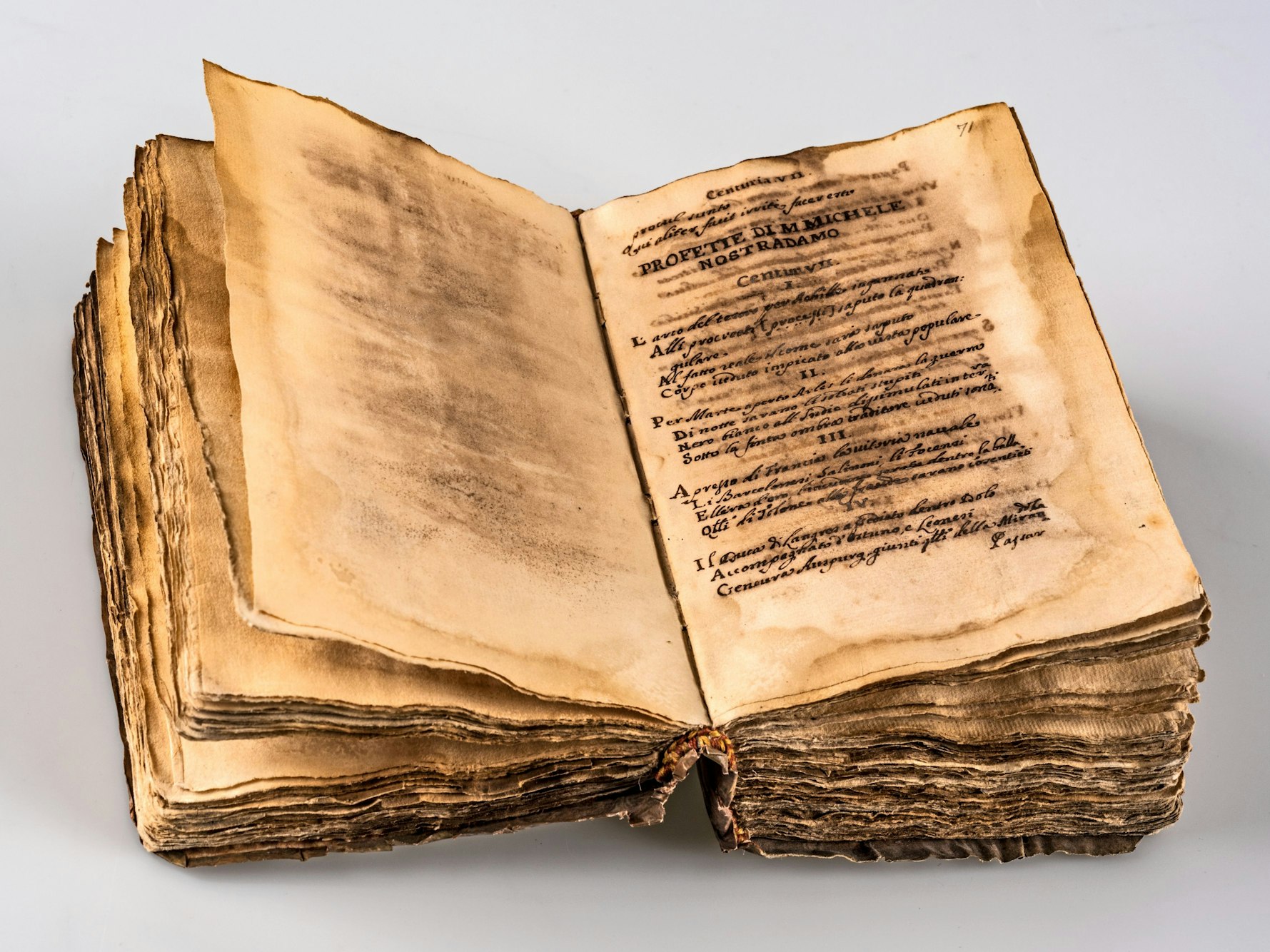 Nostradamus wird zugeschrieben, alles von Hitler bis zur Coronavirus-Pandemie vorhergesagt zu haben. Sicherlich lag er jedoch viel öfter daneben. Unser Foto zeigt ein jahrhundertealtes Nostradamus-Manuskript aus Rom.