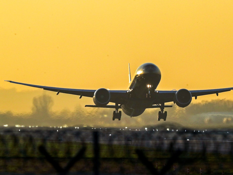 Ein Flugzeug startet vom Flughafen London Heathrow.