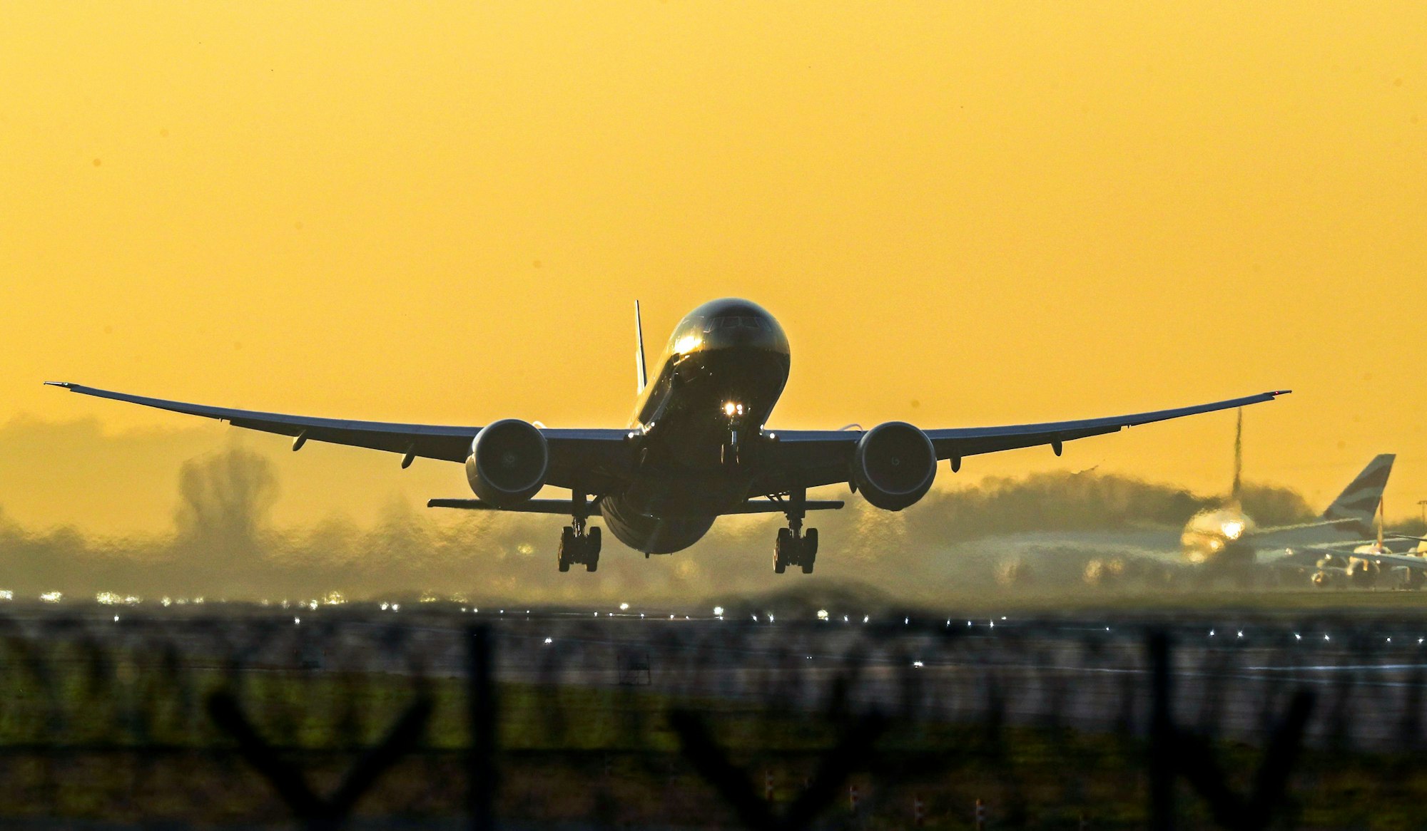 Ein Flugzeug startet vom Flughafen London Heathrow.