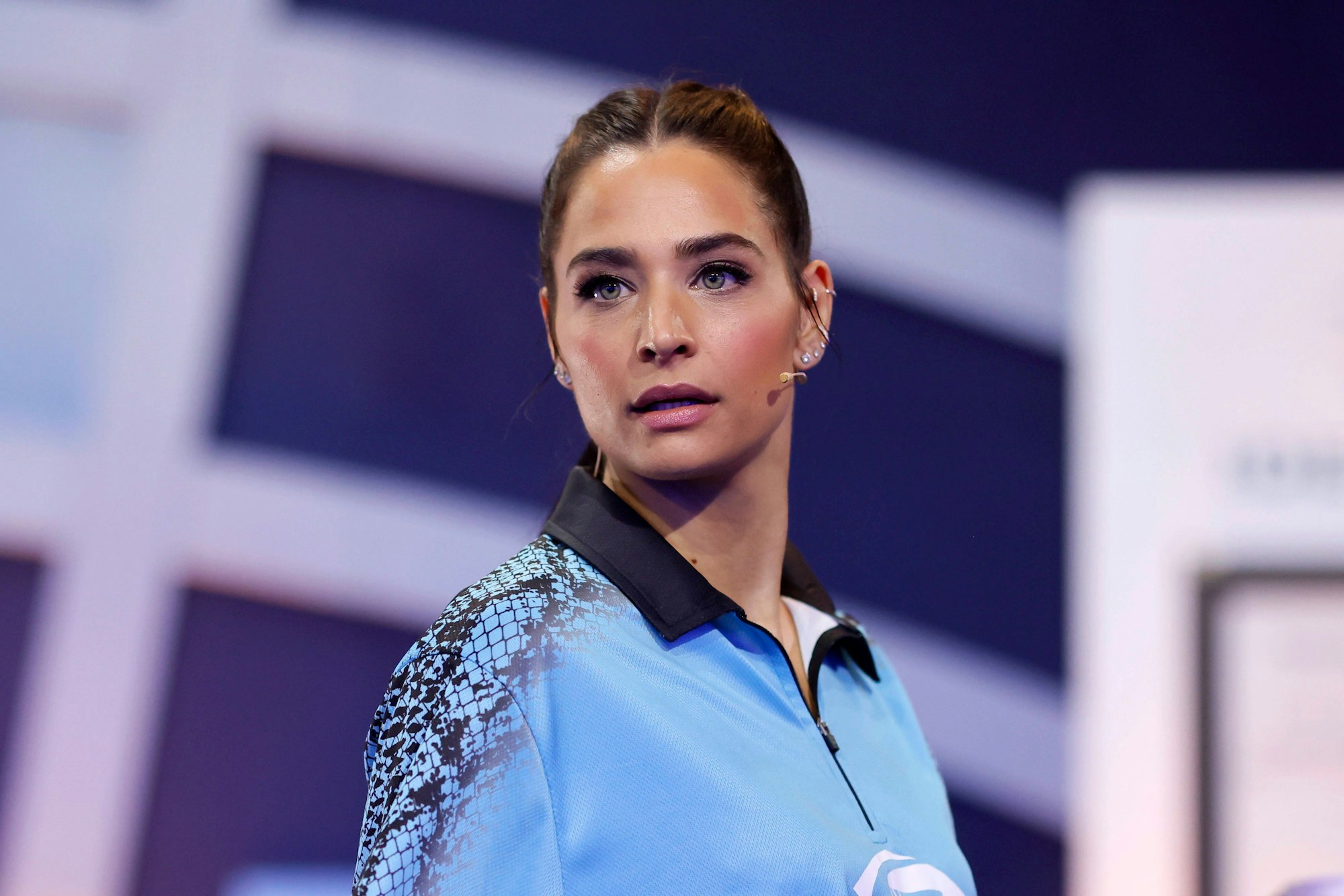 Amira Pocher schaut konzentriert