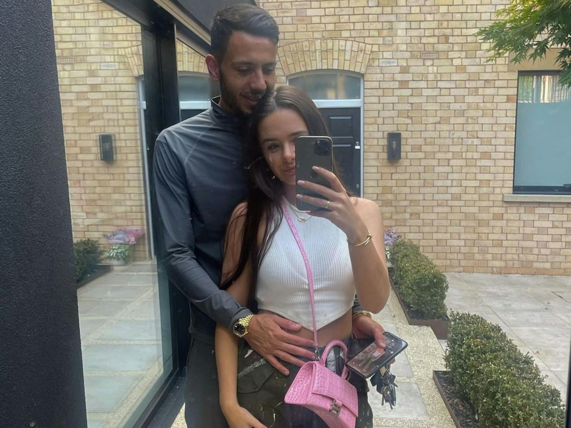 Dwight McNeil und seine Freundin Megan Sharpley posieren für ein Selfie (Screenshot vom 3. Januar 2024).