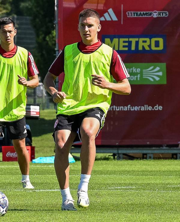 Cristos Tzolis (vorne) und Shinta Appelkamp im Training von Fortuna Düsseldorf.