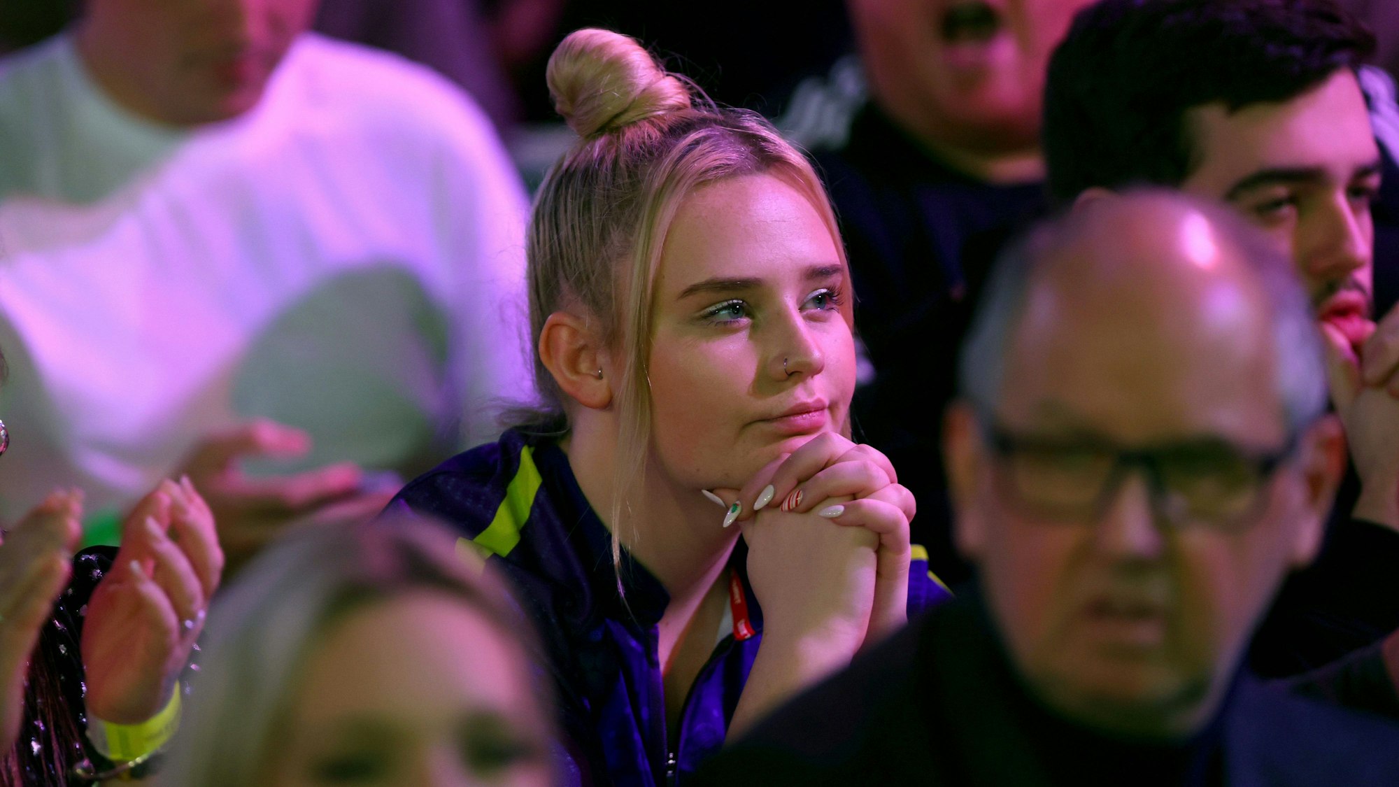 Eloise Milburn begleitet ihren Freund Luke Littler zu einem Darts-Wettkampf in den Ally Pally in London.