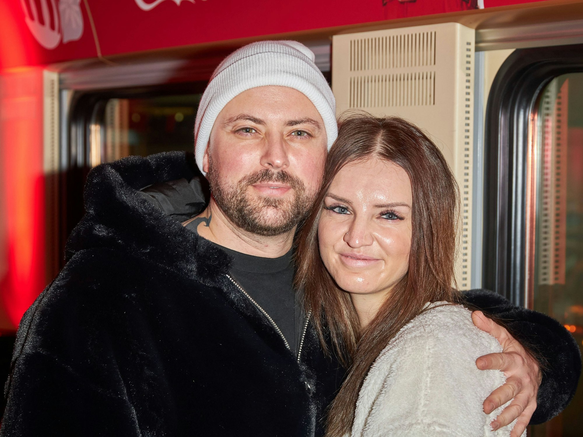 Felix von Jascheroff mit Freundin Sofie Winterberg am 22. Dezember 2023.