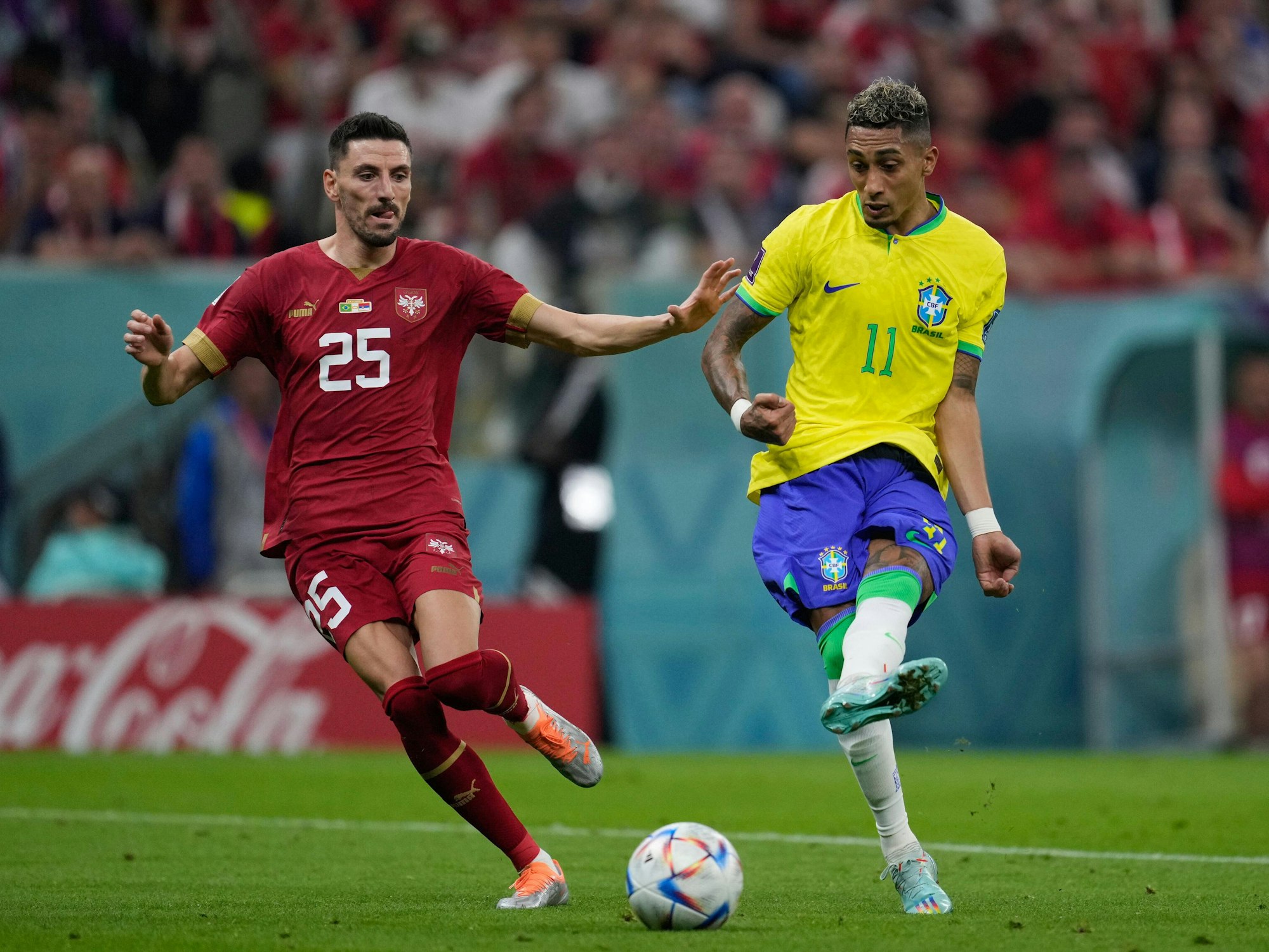 Filip Mladenovic (li.) im Duell mit Brasiliens Raphinha.
