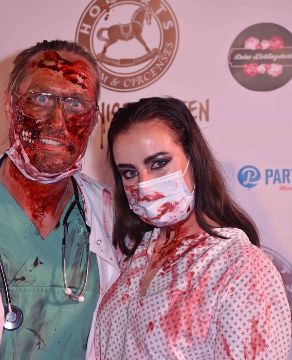 Nico Schwanz mit Begleitung bei einer Halloween-Party.