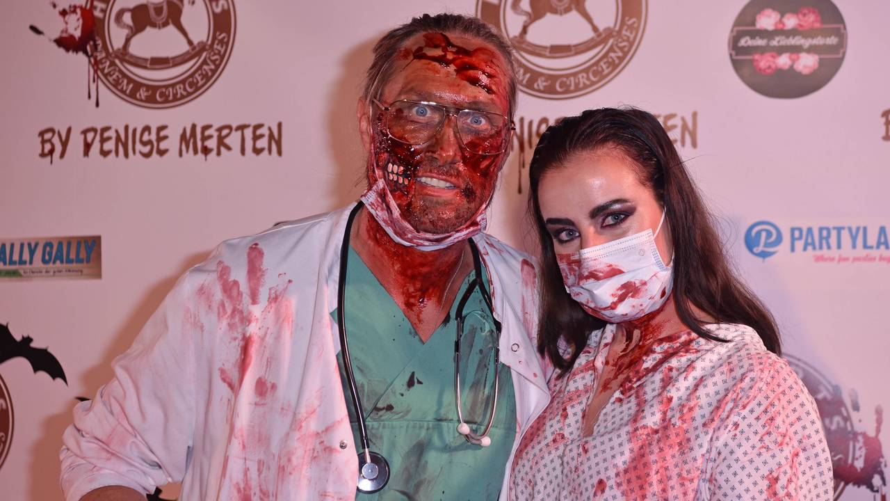 Nico Schwanz mit Begleitung bei einer Halloween-Party.