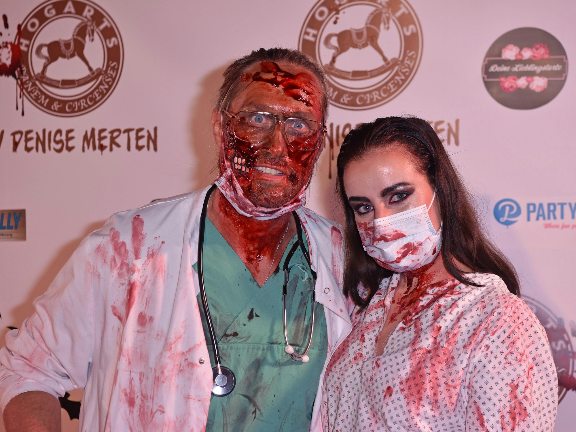 Nico Schwanz mit Begleitung bei einer Halloween-Party.