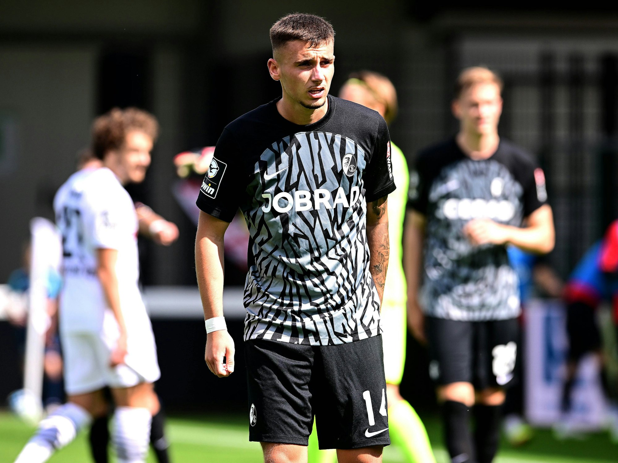 Freiburgs Davino Knappe steht im Spiel beim SC Verl auf dem Platz.