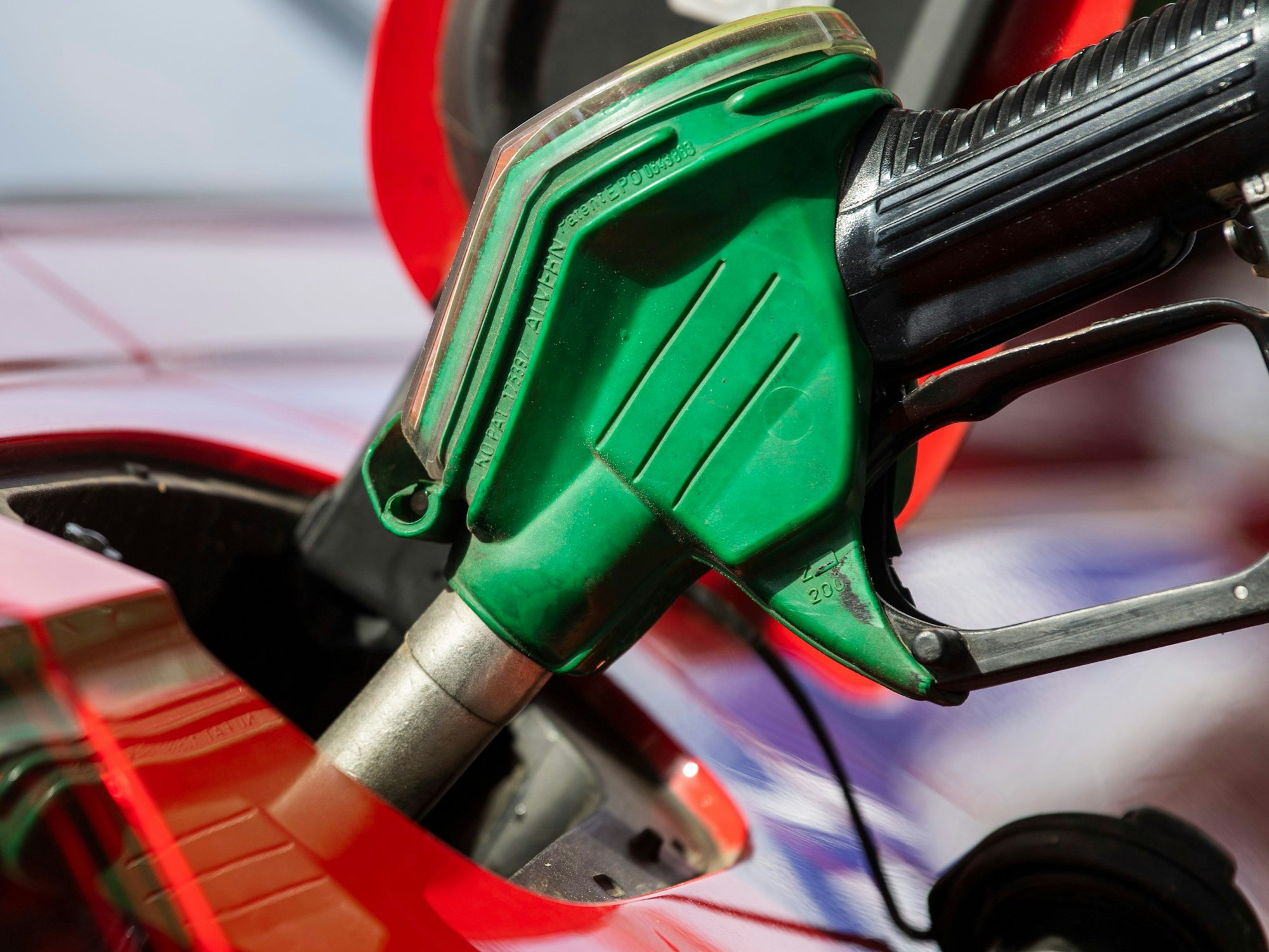 Ein Auto wird an einer Tankstelle betankt.