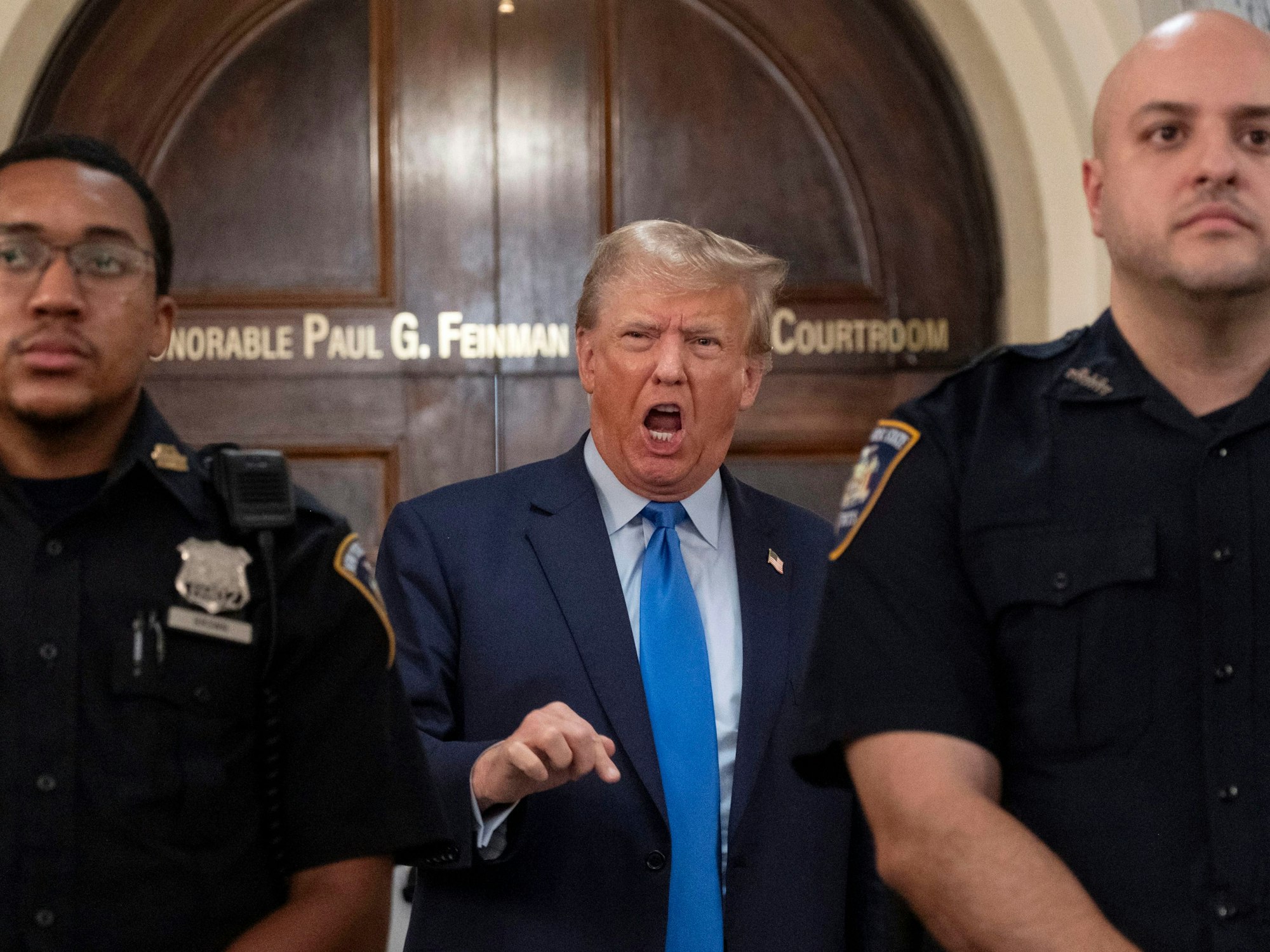 Ex-Präsident Donald Trump Anfang Oktober 2023 im New York State Supreme Courthouse: Als zweiter US-Bundesstaat hat auch Maine den ehemaligen US-Präsidenten Donald Trump von der Vorwahl für das Weiße Haus ausgeschlossen. In jüngsten Umfragen liegt Trump knapp vor Biden.