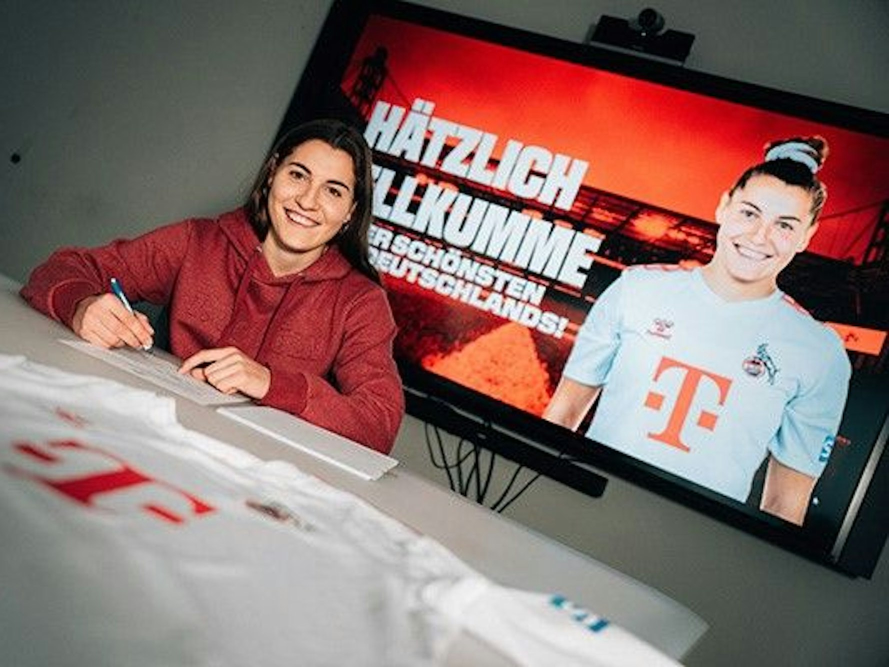 Carlotta Wamser unterschreibt ihren FC-Vertrag.