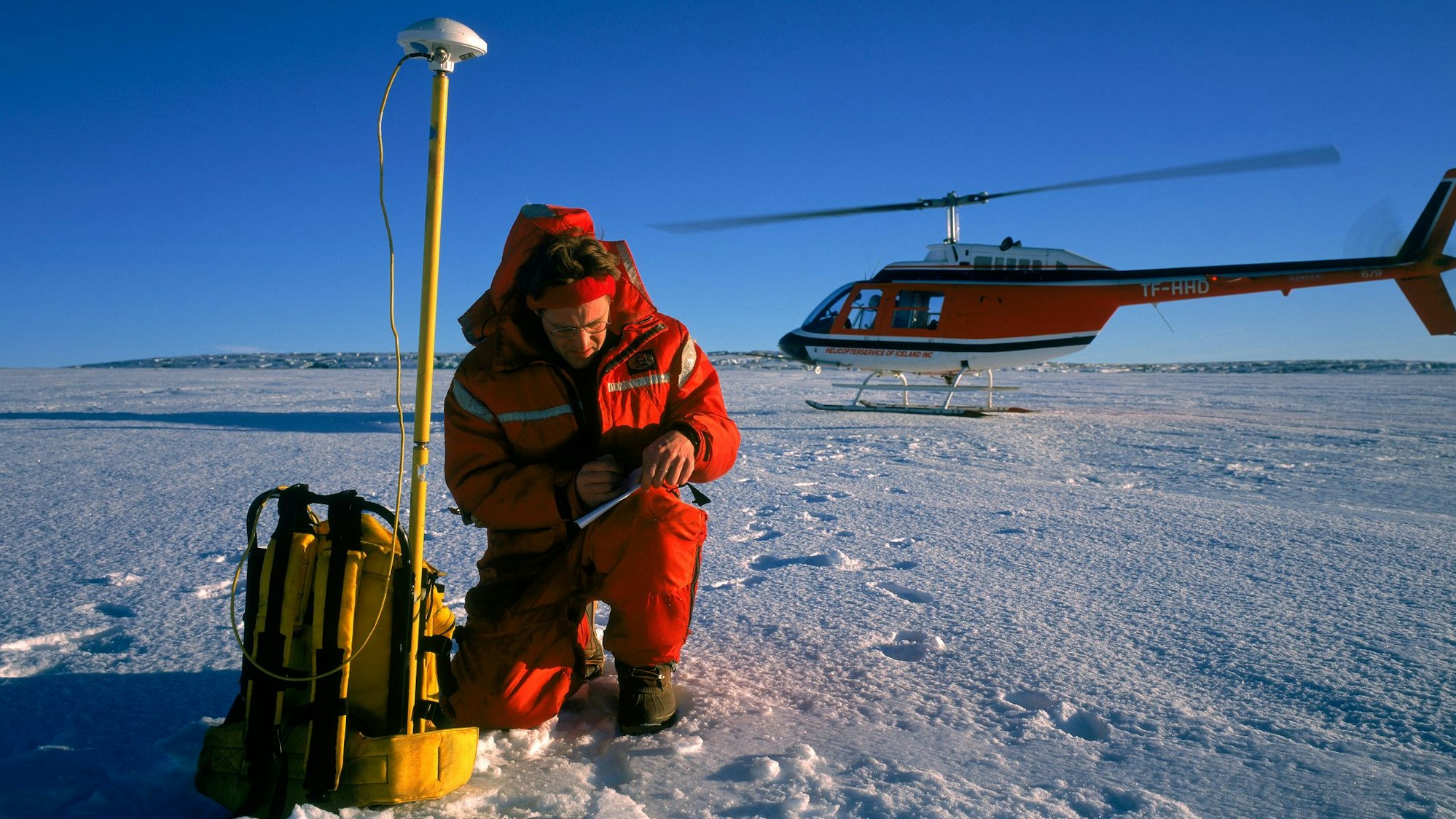 Ein Forscher auf dem Vatnajökull Gletscher in Island.