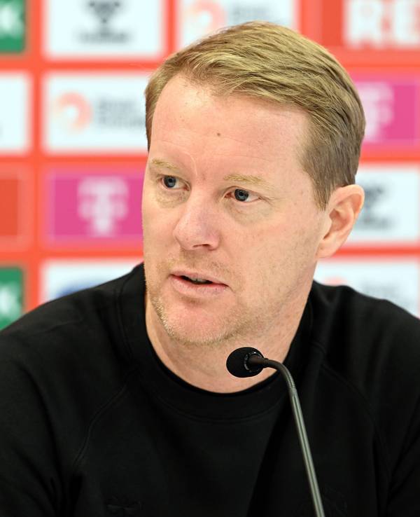 Timo Schultz spricht ins Mikrofon.
