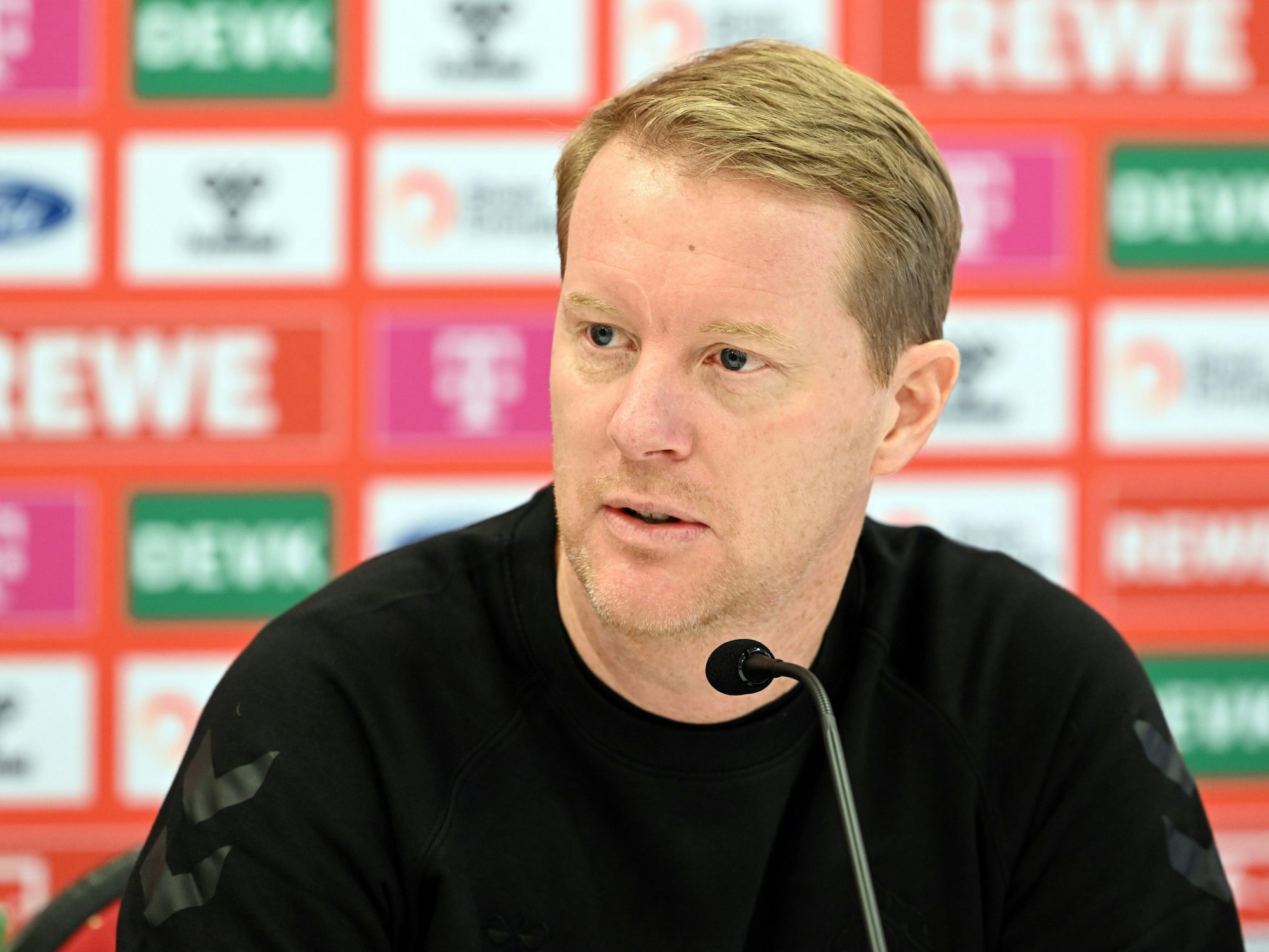 Timo Schultz spricht ins Mikrofon.