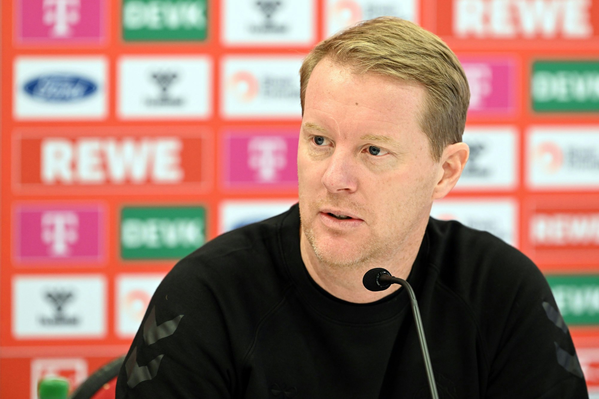 Timo Schultz spricht ins Mikrofon.