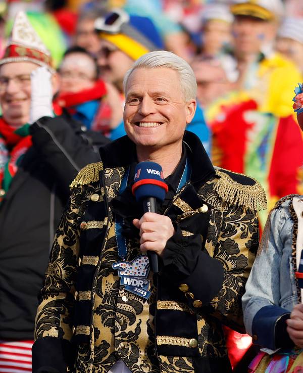 Moderator Guido Cantz und Moderatorin Sabine Heinrich auf dem Rosenmontagszug.