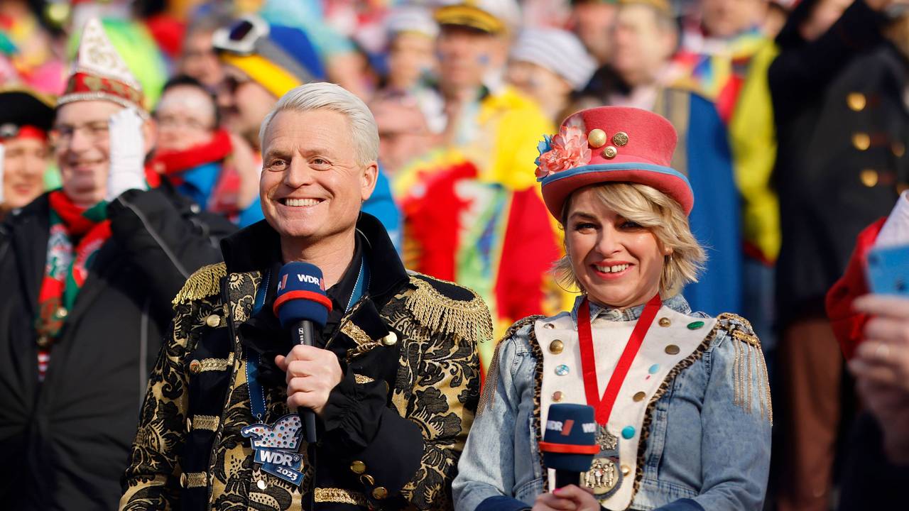 Moderator Guido Cantz und Moderatorin Sabine Heinrich auf dem Rosenmontagszug.
