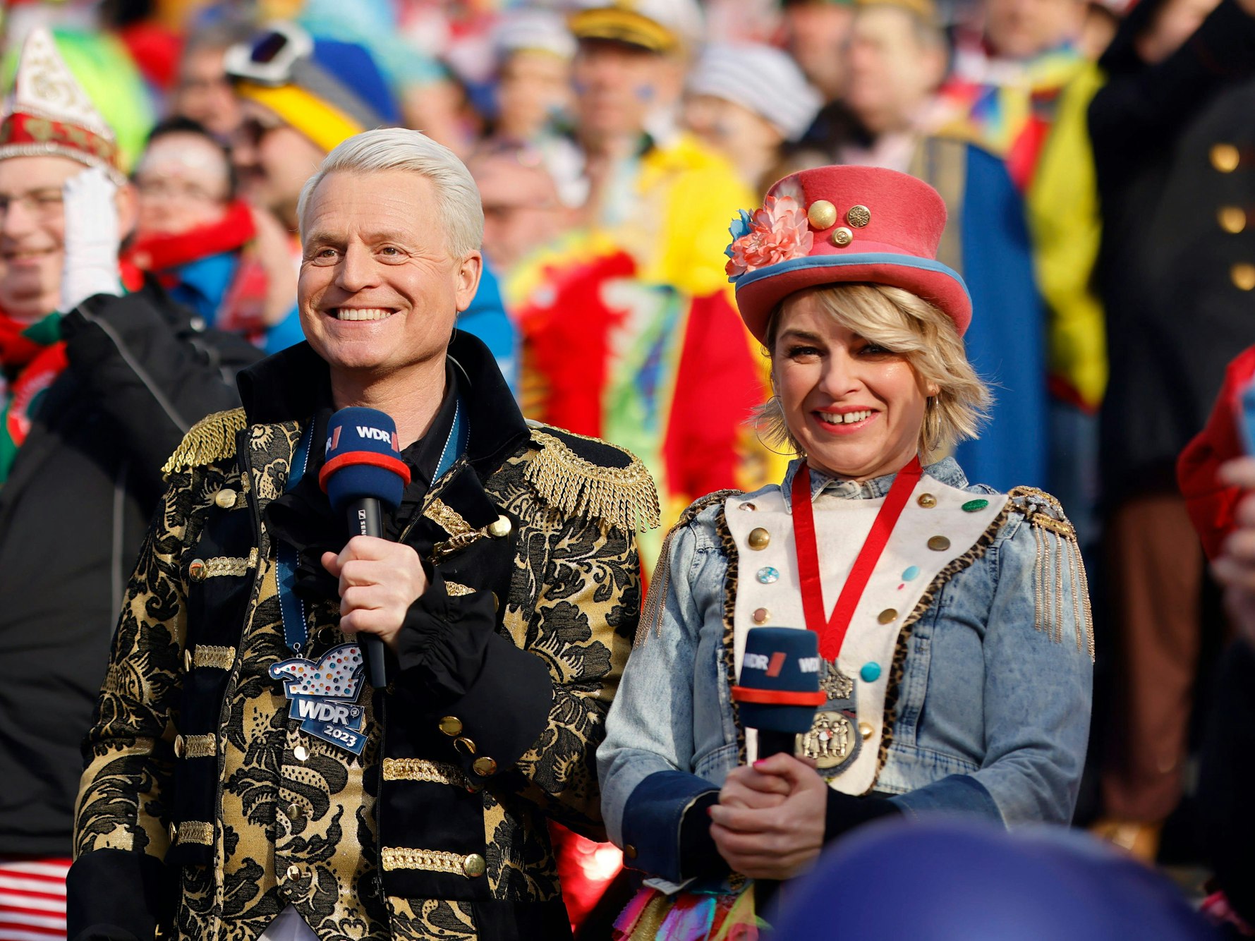 Moderator Guido Cantz und Moderatorin Sabine Heinrich auf dem Rosenmontagszug.