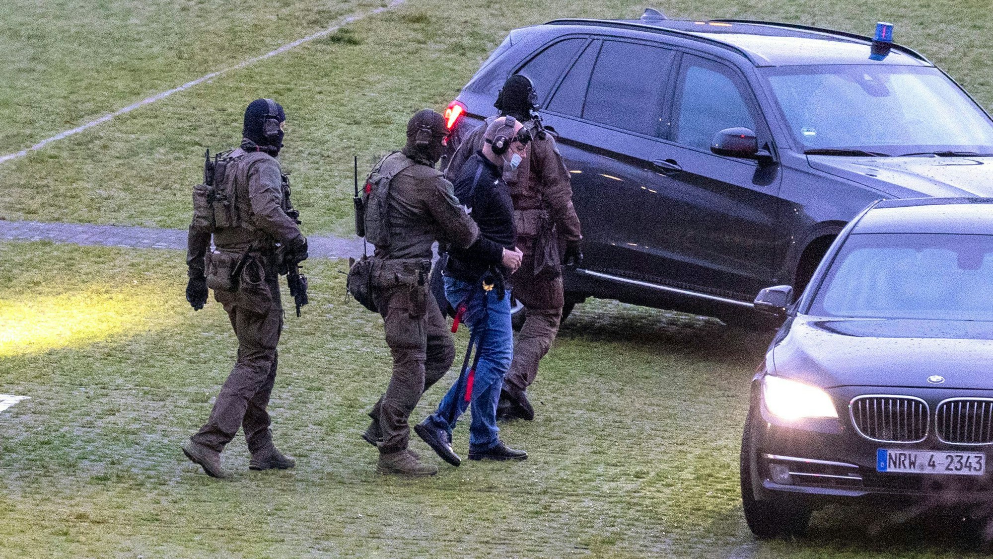Der Angeklagte Thomas Drach wird von drei Spezialkräften begleitet.