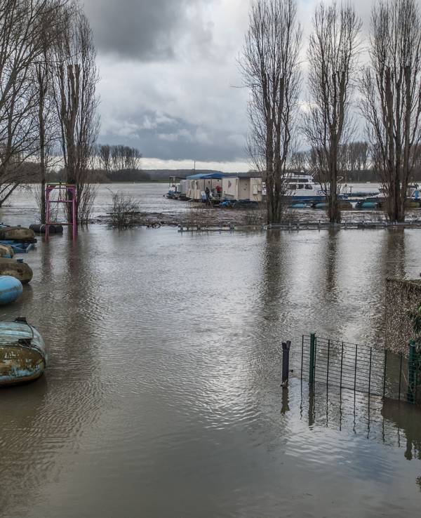 Das Hochwasser in Hitdorf steht knapp vor dem Tor am Hafen