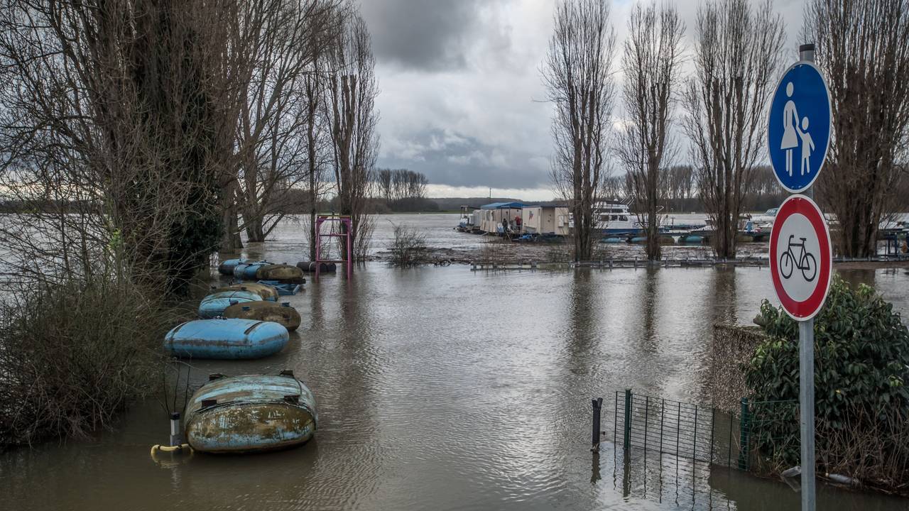 Das Hochwasser in Hitdorf steht knapp vor dem Tor am Hafen