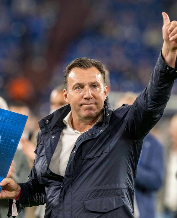 Eurofighter Marc Wilmots zeigt die Auszeichnung zum 25-jährigen Jubiläum des Uefa-Cup-Siegs 1997.