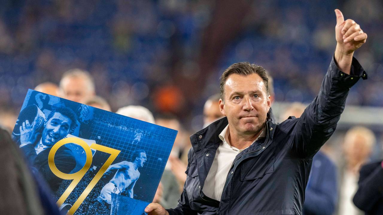 Eurofighter Marc Wilmots zeigt die Auszeichnung zum 25-jährigen Jubiläum des Uefa-Cup-Siegs 1997.