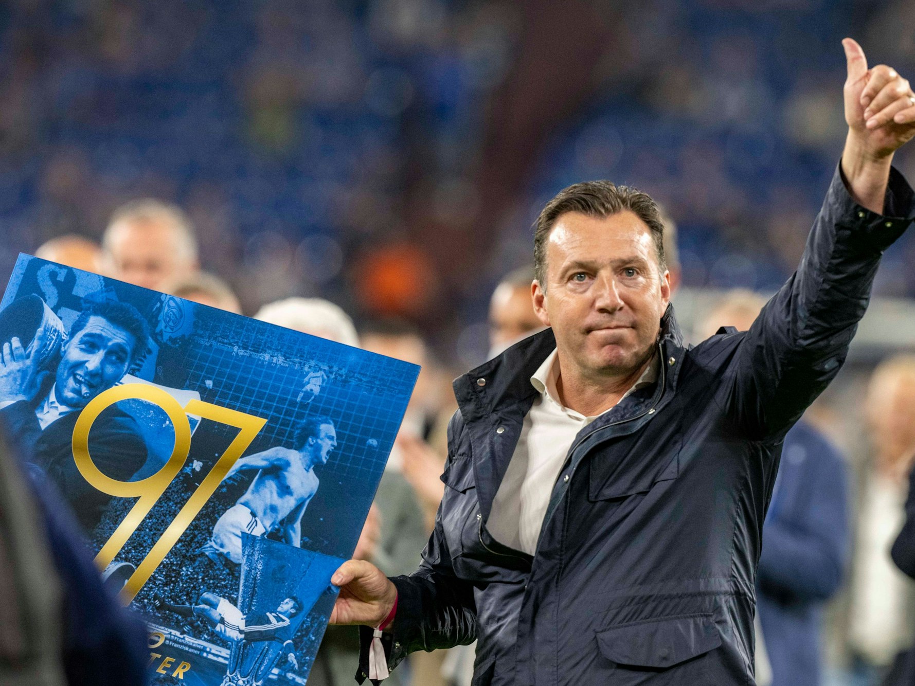 Eurofighter Marc Wilmots zeigt die Auszeichnung zum 25-jährigen Jubiläum des Uefa-Cup-Siegs 1997.