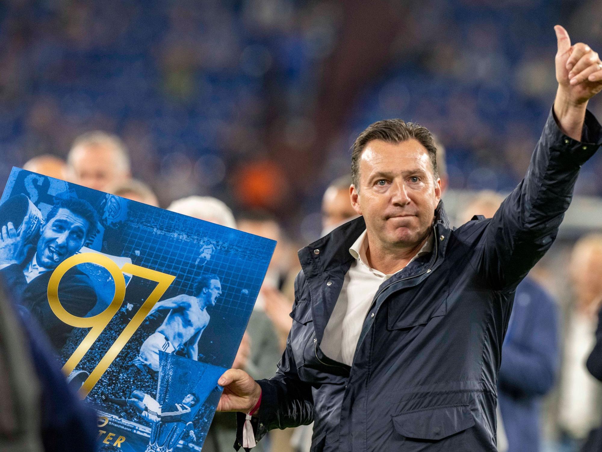 Eurofighter Marc Wilmots zeigt die Auszeichnung zum 25-jährigen Jubiläum des Uefa-Cup-Siegs 1997.
