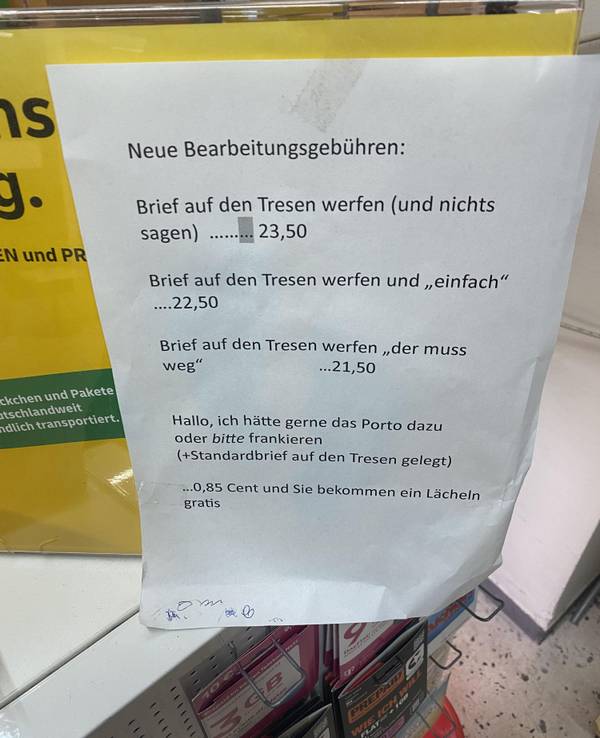 In einer DHL-Filiale hat dieser Zettel-Aushang für jede Menge Wirbel gesorgt. Ein Kunde hat ihn auf Reddit gepostet.