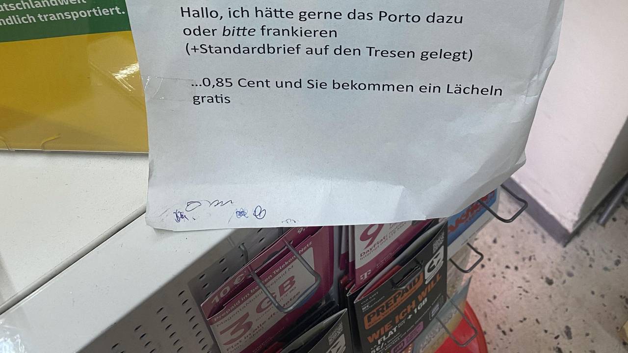 In einer DHL-Filiale hat dieser Zettel-Aushang für jede Menge Wirbel gesorgt. Ein Kunde hat ihn auf Reddit gepostet.