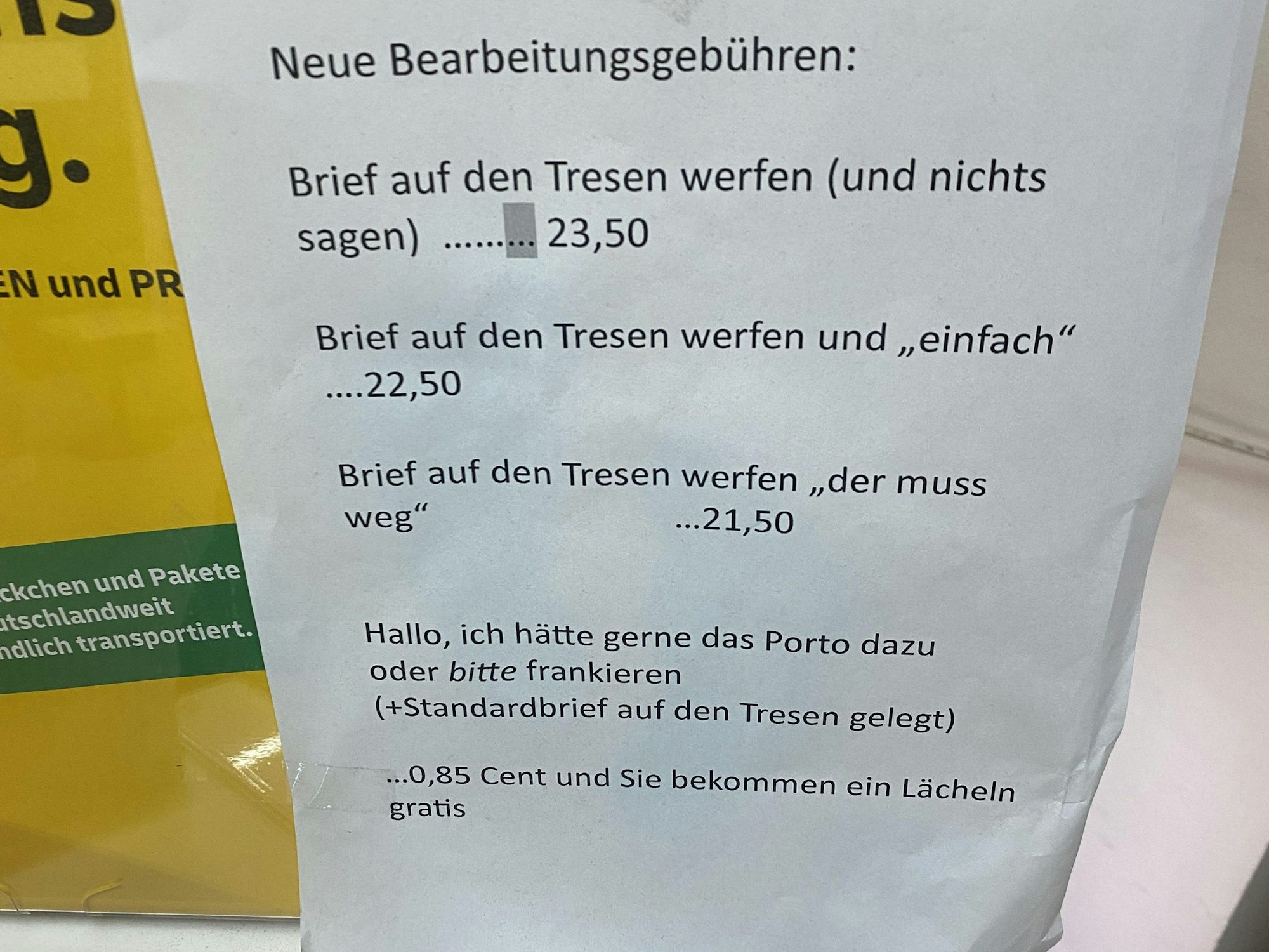 In einer DHL-Filiale hat dieser Zettel-Aushang für jede Menge Wirbel gesorgt. Ein Kunde hat ihn auf Reddit gepostet.