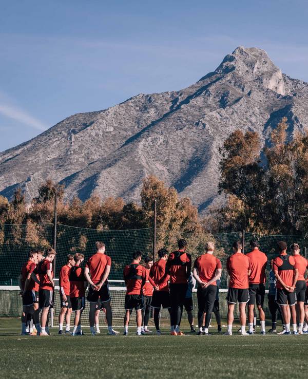 Die Mannschaft von Fortuna Düsseldorf hört sich eine Ansprache an.