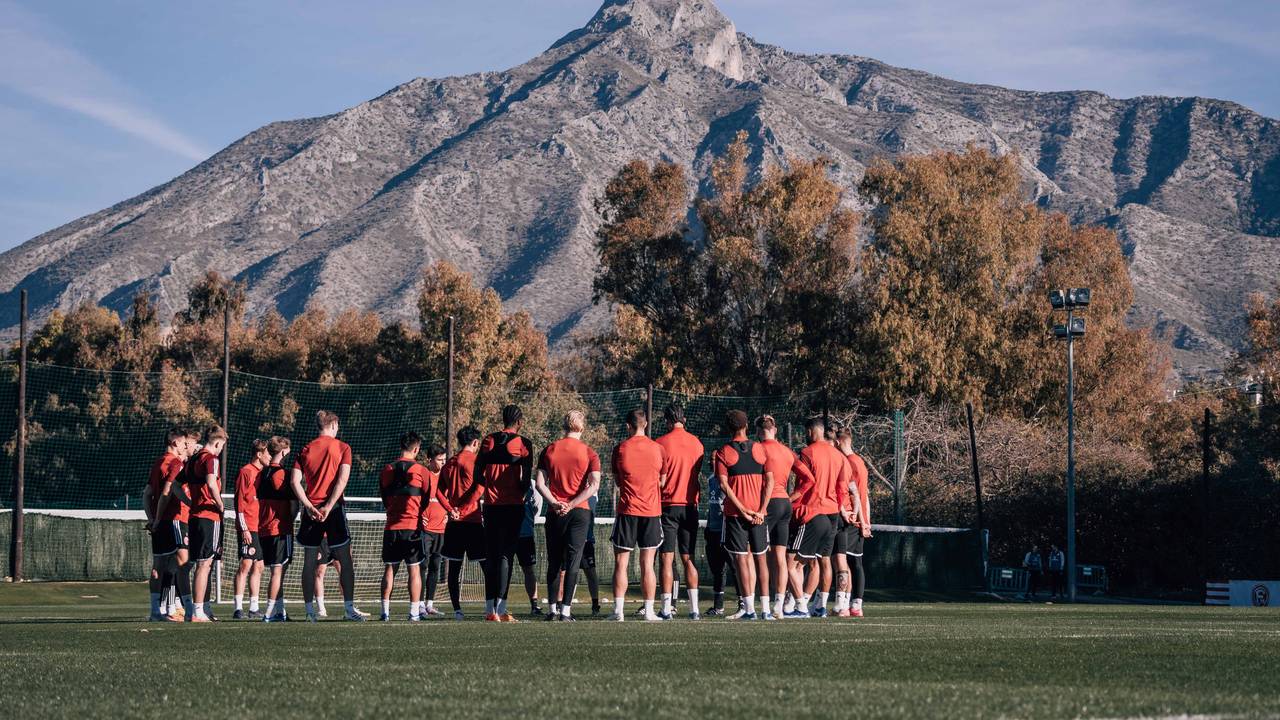 Die Mannschaft von Fortuna Düsseldorf hört sich eine Ansprache an.