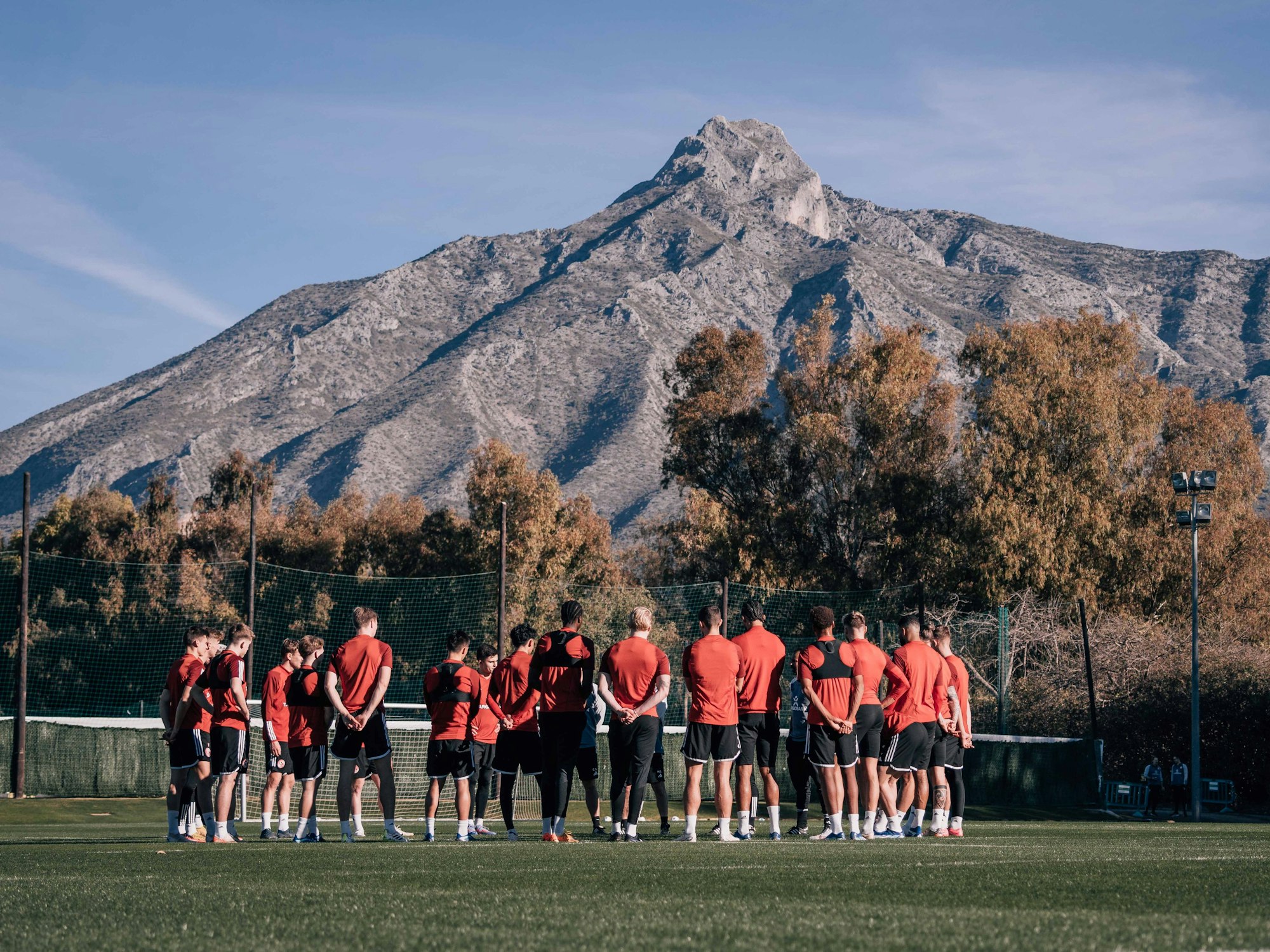 Die Mannschaft von Fortuna Düsseldorf hört sich eine Ansprache an.