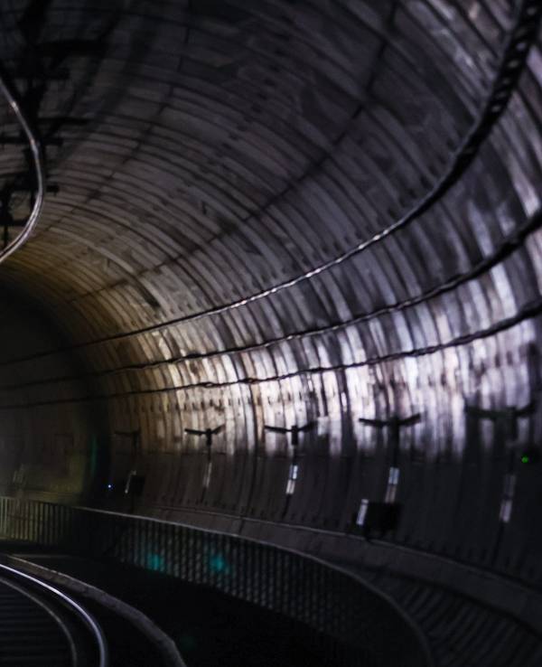 Eine S-Bahn fährt durch einen Tunnel.
