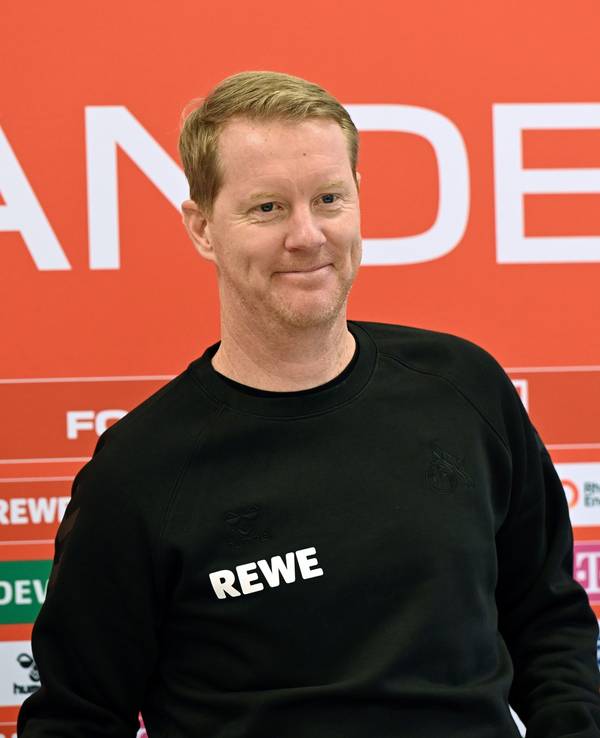 Timo Schultz lächelt.