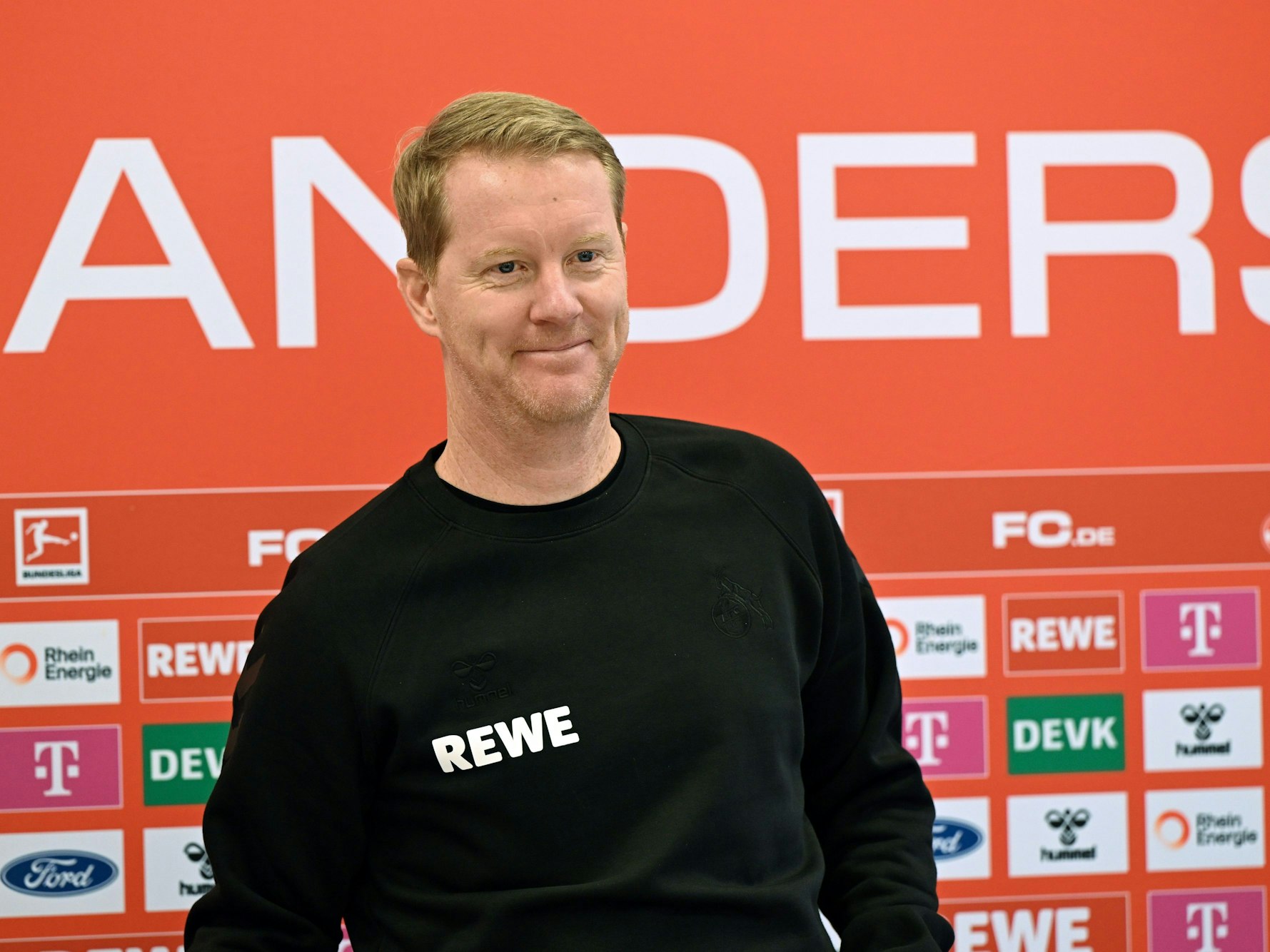 Timo Schultz lächelt.