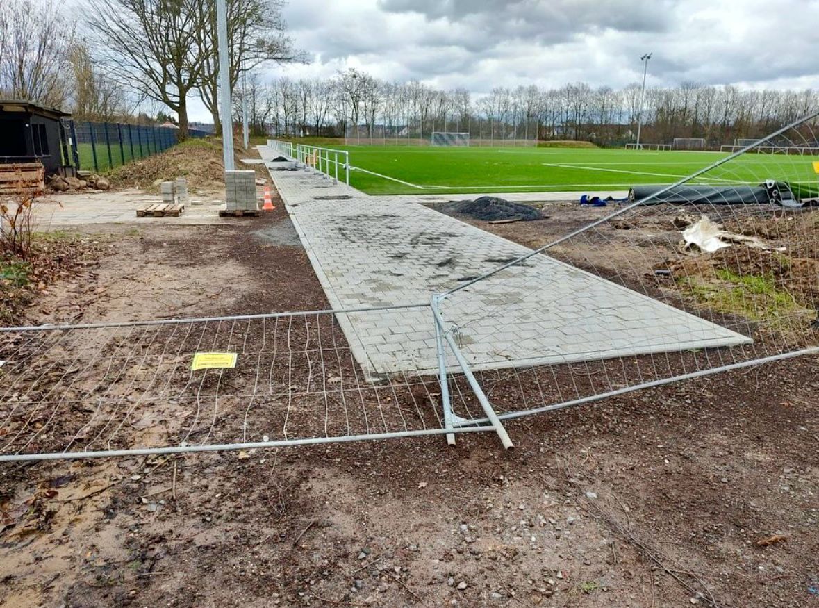 Auf dem Fußballplatz des SC Brück, der vor kurzem auf Kunstrasen umgerüstet wurde, wurde randaliert.