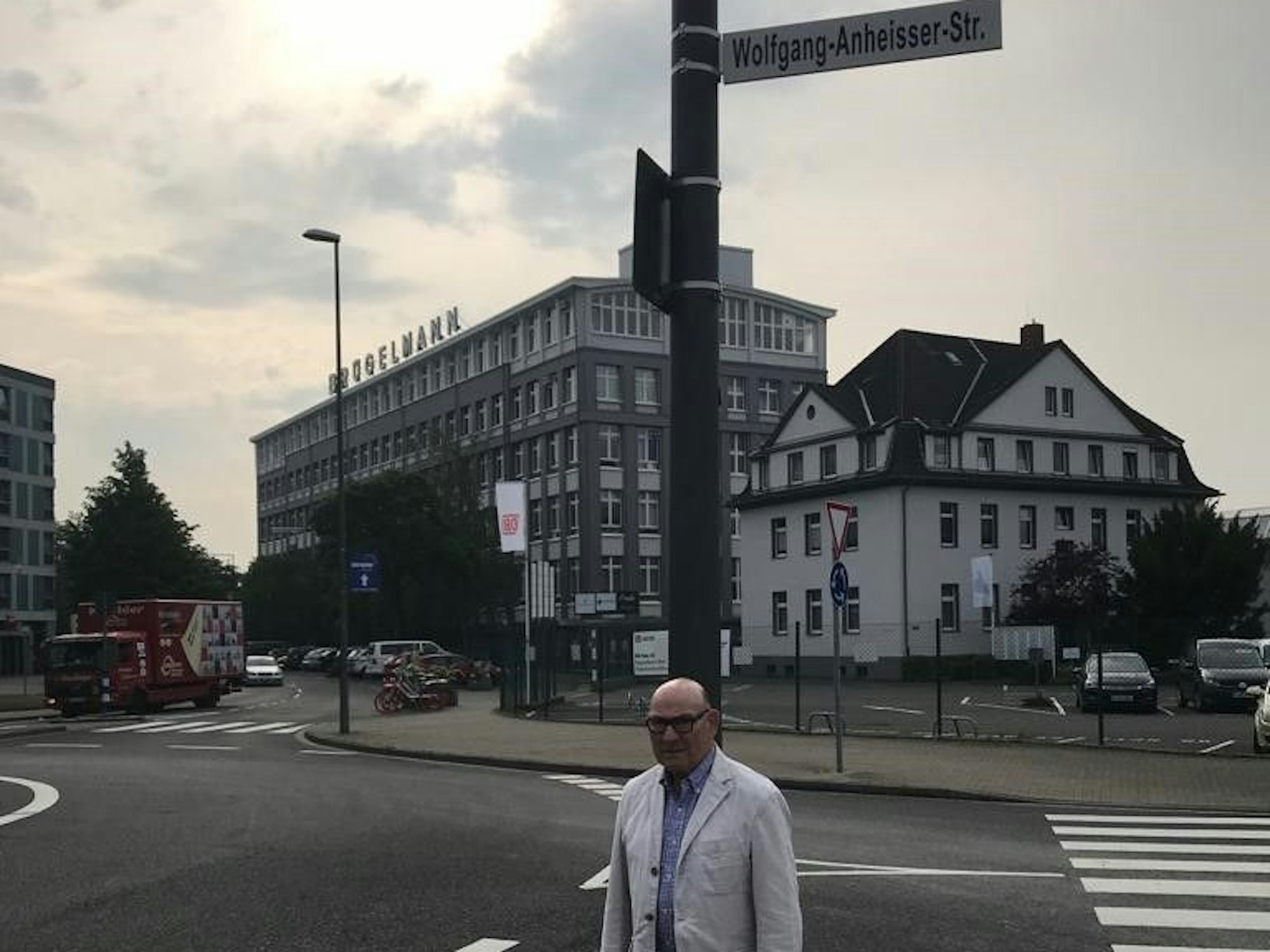 Der große Anheisser-Fan Werner Müller (er verstarb im Jahr 2010) an der Straße seines Idols.