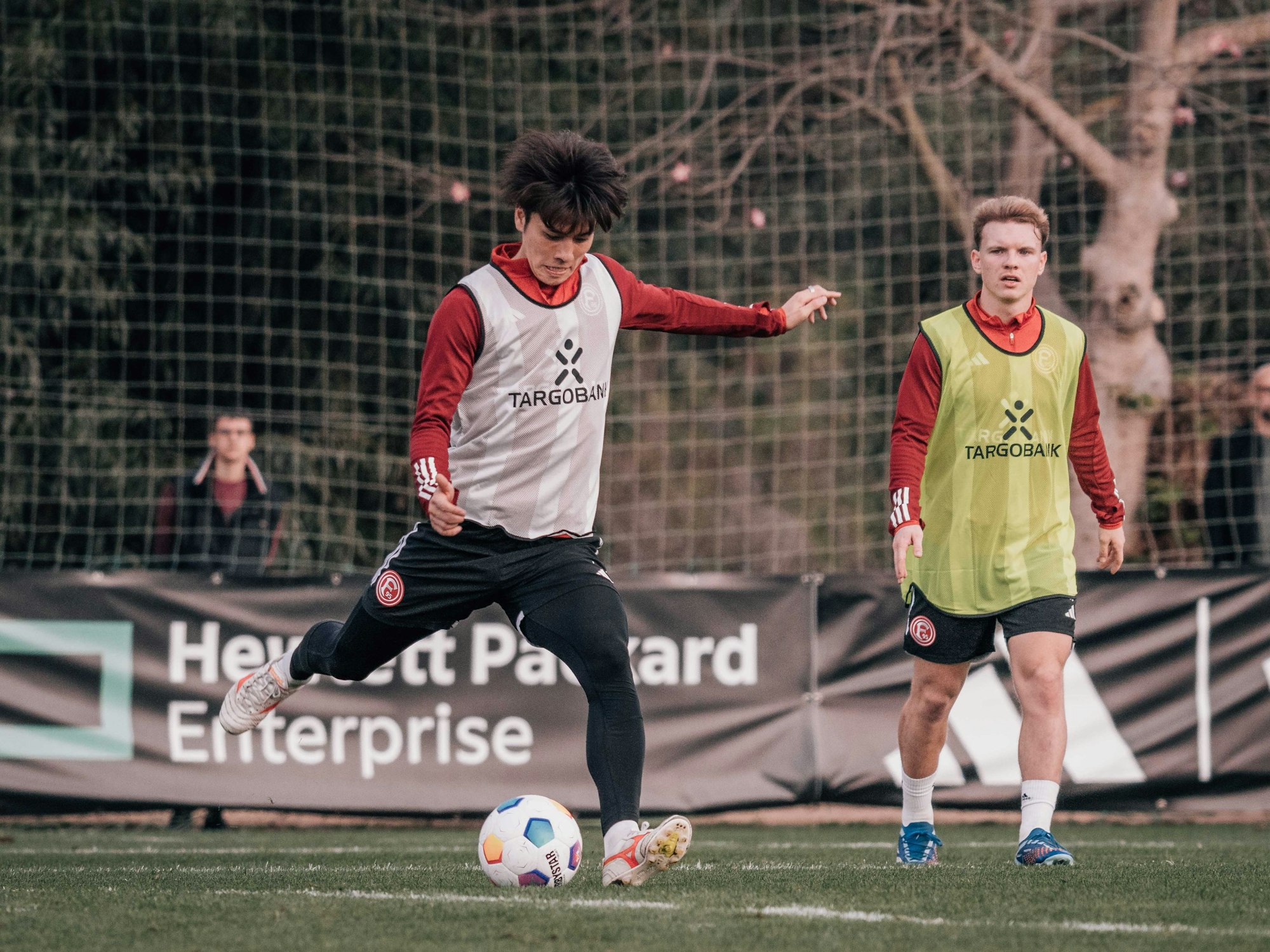 Ao Tanaka schießt einen Ball.