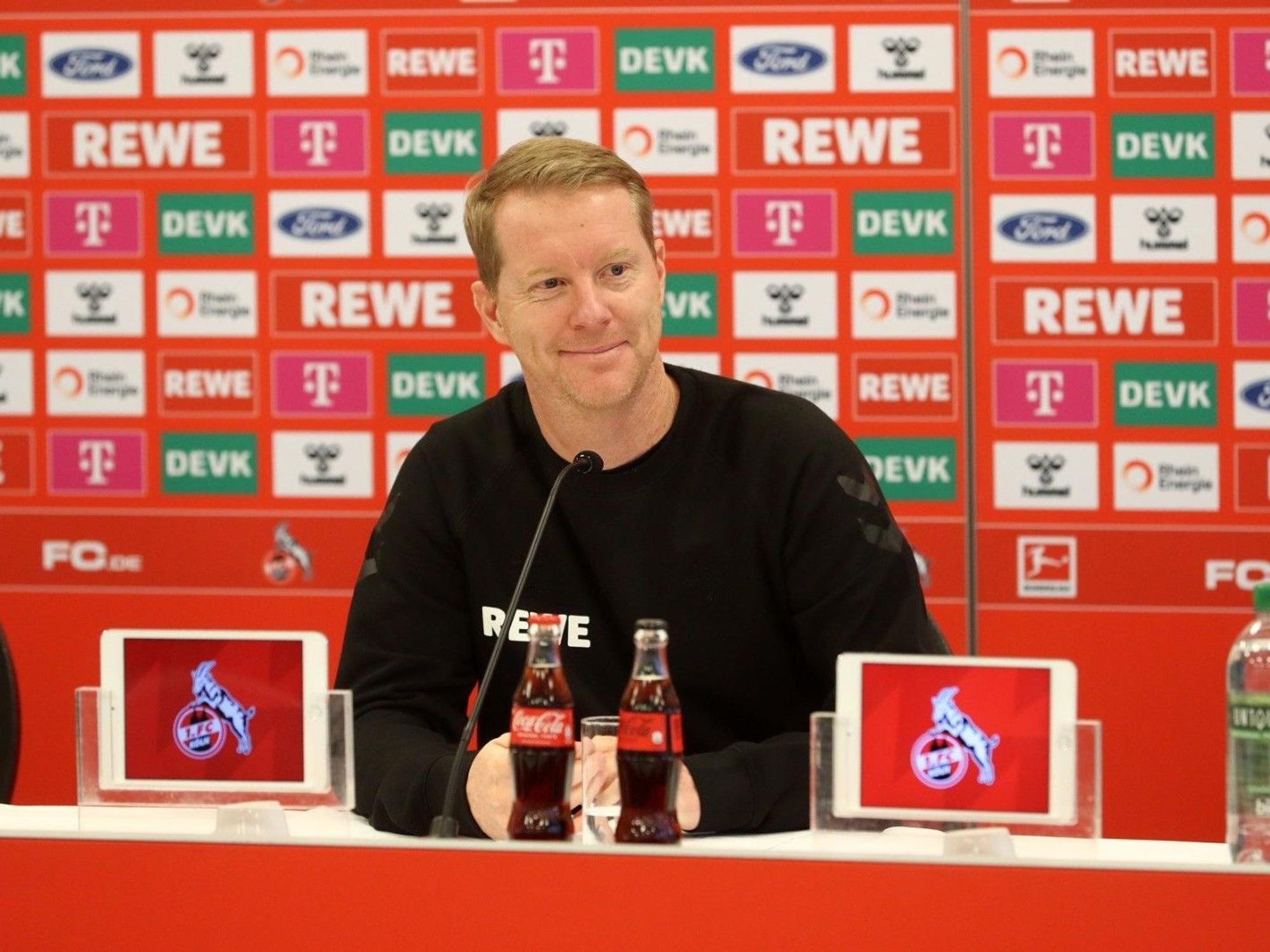 Timo Schultz lächelt während seiner ersten Pressekonferenz als Trainer des 1. FC Köln.