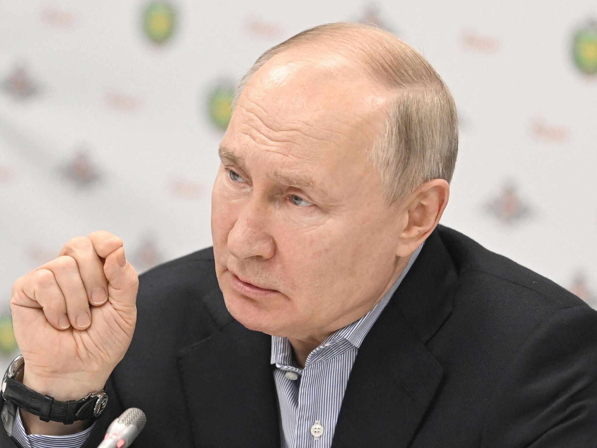 Dieses von der russischen staatlichen Agentur Sputnik verbreiteten Foto ist der russische Präsident Wladimir Putin zu sehen, der am 1. Januar 2024 verwundeten Soldaten in Moskau traf.