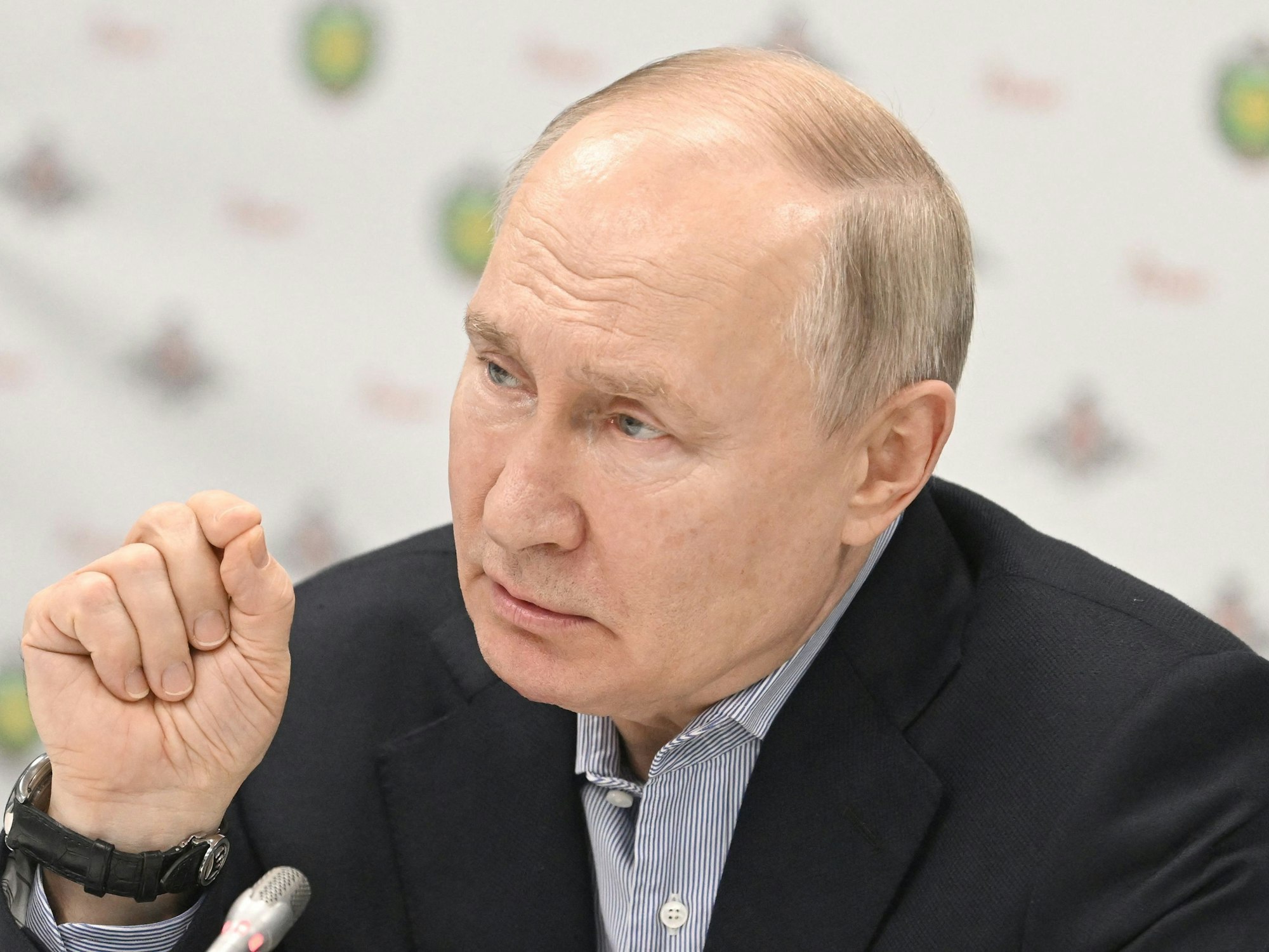 Dieses von der russischen staatlichen Agentur Sputnik verbreiteten Foto ist der russische Präsident Wladimir Putin zu sehen, der am 1. Januar 2024 verwundeten Soldaten in Moskau traf.