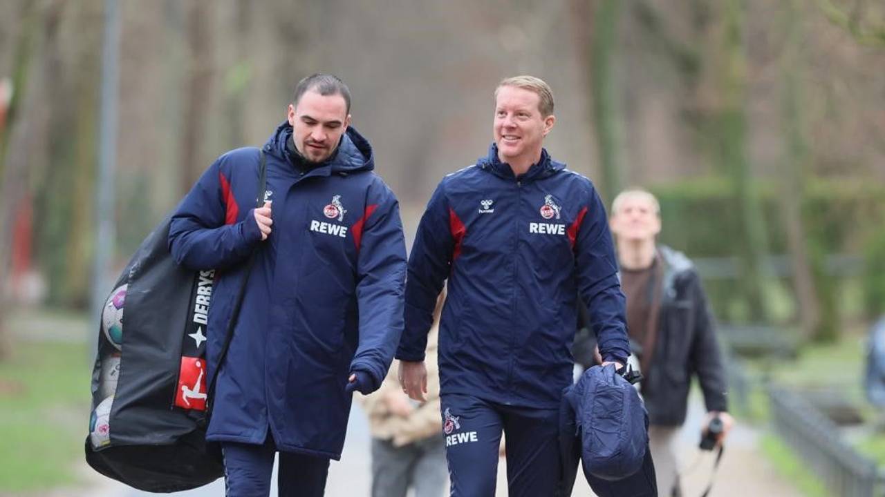 Timo Schultz kommt lächelnd zu seinem ersten Training als Coach des 1. FC Köln.