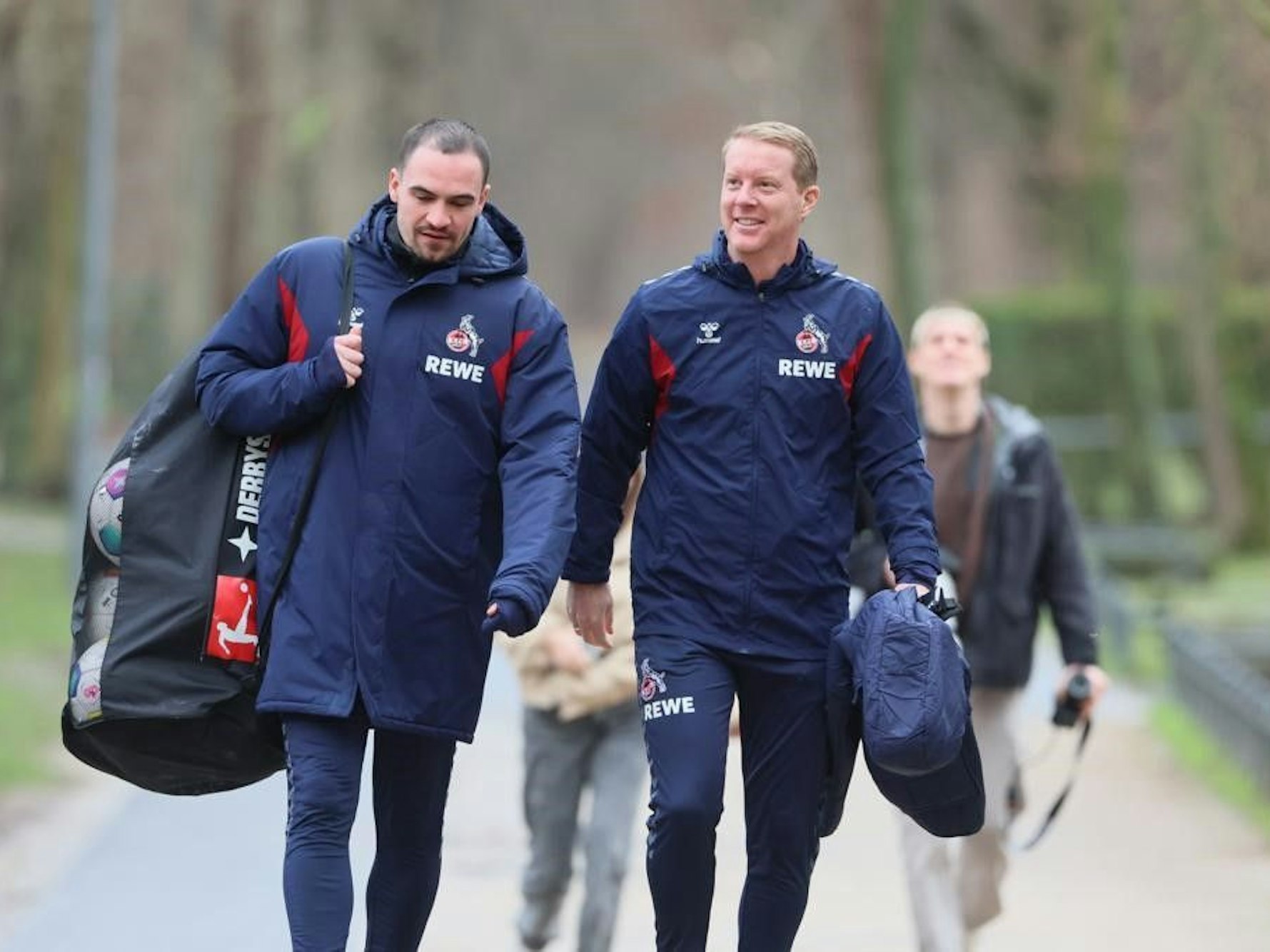 Timo Schultz kommt lächelnd zu seinem ersten Training als Coach des 1. FC Köln.