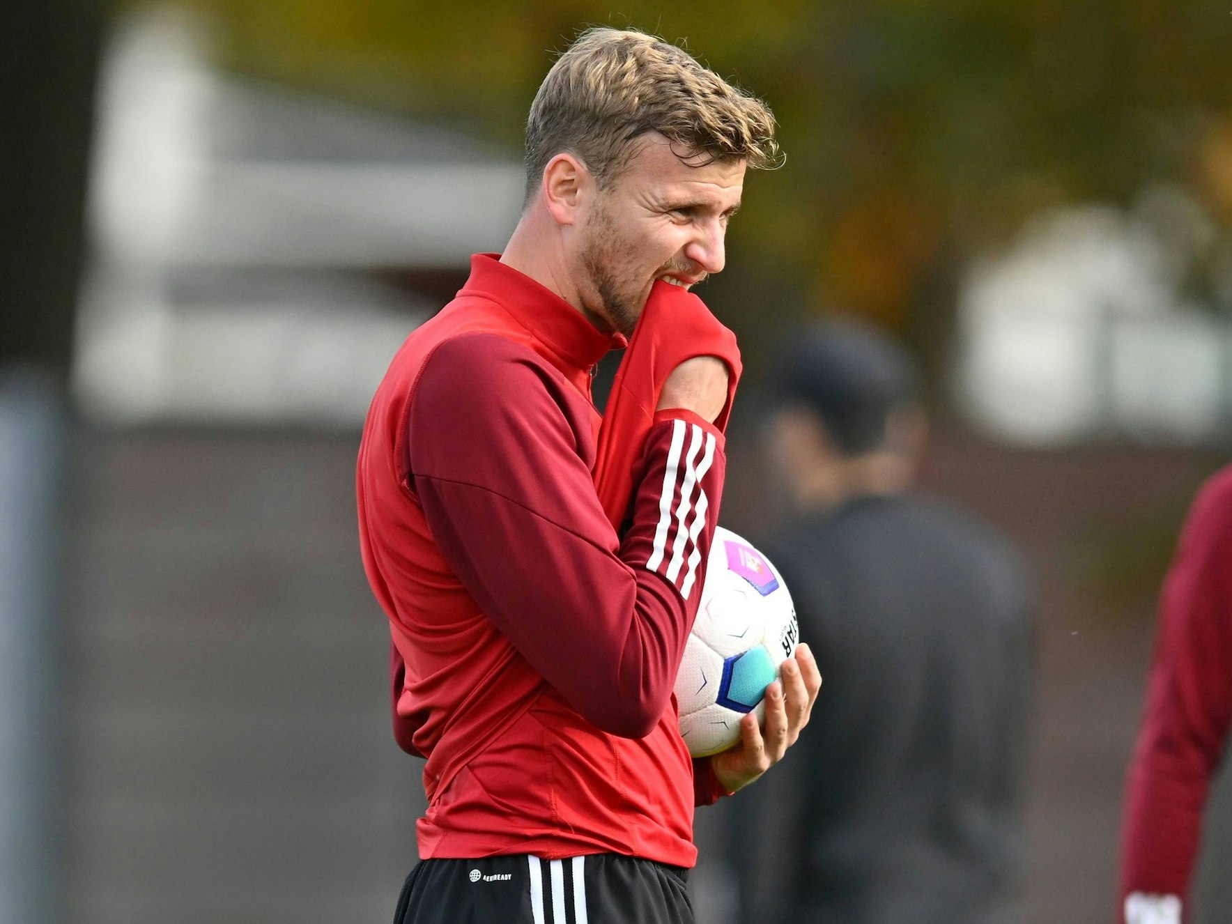 Christoph Daferner steht auf dem Trainingsplatz und hat einen Ball in der Hand.